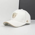Weiße atmungsaktive Baseballkappe mit goldener Stickerei und brauner Paspelierung am Schirm - Einheitsgröße(Einstellbar) / Weiß