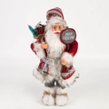 Père Noël debout avec manteau rouge tricoté tenant un panneau Merry Christmas et cadeaux - 45cm