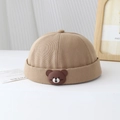 Détail du bonnet en velours côtelé kaki avec écusson d'ours en 3D pour enfants - Taille Unique Enfant / Kaki