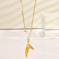 Collar dorado serie océano con colgante de cola de pez metálica y perlas barrocas - Estilo de Cola de Pez
