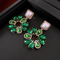 Boucles d'oreilles vintage avec cristaux vert émeraude et perle blanche dans une boîte noire - Boucles d'Oreilles Clous Carrées Fleur Perle Strass Vert (3#)