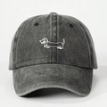 Détail du contour de teckel brodé sur une casquette en denim gris anthracite - Taille unique / Noir