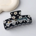 Schwarze 8cm Haarspange mit schillernden Blumen auf einem grauen minimalistischen Grund - Schwarz