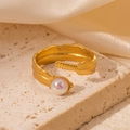 Detail eines 18k Gold-Federrings mit elegantem weißem Stein auf Seidenhintergrund - Weißer Stein Feder Stil (TYR0771)