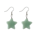 Orecchini a stella in turchese con ganci in argento su sfondo bianco - Stella di giada verde
