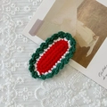Fermaglio natalizio fatto a mano all'uncinetto rosso e bianco con bordo verde - Fermaglio Ovale Rosso e Bianco con Bordo Verde