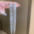 Macro di orecchini a nappa in argento con lunghi strass e dettagli in zircone scintillante - Argento