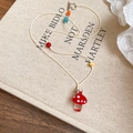 Detail van een rode paddenstoel hanger met witte stippen aan een koord met T-sluiting - Beige Touw Rode Paddestoel Hanger (17#)