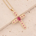 Detailansicht des 18K Gold Kreuzanhängers mit rosa Zirkonia auf beigem Naturstein - Rosarot
