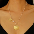 Collier avec pendentifs étoile de mer et coquillage dorés et perles blanches style plage - Collier Élément Océan Or / Collier de Perles Doré-Étoile de Mer Coquille