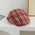 Detalle de gorra plana de lana con cuadro de pata de gallo roja sobre soporte blanco - 52cm (2-5 Años) / Cuadros Grandes - Rojo