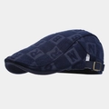 Détail du béret bleu marine en tissu éponge avec motifs de lettres et boucle métal - Réglable / Bleu marine