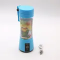 Dettaglio dello spremiagrumi elettrico blu portatile con cavo USB e adesivi con frutta - Blu / 6 Lame