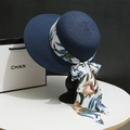 Cappello di paglia blu navy a tesa larga con fiocco in seta floreale su supporto - Nastro Blu Notte (D-316)