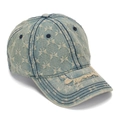 Détail d'une casquette en denim bleu clair avec motifs papillons et bords effilochés - Papillon Bleu Clair Style Distressed (C)