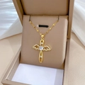 Detail der Gold-Engel-Flügel-Kreuz-Kette mit Herz-Edelstein in beiger Schmuckschatulle - Gold Engel Flügel Kreuz (G333)