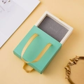 Scatola per gioielli verde menta con manico in seta dorata e fodera in velluto grigio - Prodotto Finito Piegato / Blu Tiffany (Senza Logo)