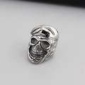 Vintage Herrenring aus Edelstahl mit Totenkopf und Hut in antikem Silber-Finish - US 8 / Totenkopf mit Barett (KR49242-K)