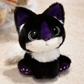 Peluche di gatto nero carino con accenti viola e pelliccia bianca su tappeto beige - 25cm / Gatto Nero - Stile Viola