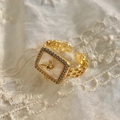 Détail d'une bague vintage dorée avec cadran carré en nacre et bordure en cristaux - Or 18K [Coquille / Forme de montre]