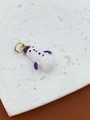 Dettaglio di un ciondolo a pupazzo di neve in smalto bianco con accenti viola su pietra - Ciondolo Pupazzo di Neve Cappello Viola