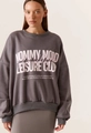 Detailaufnahme des Mommy Mood Leisure Club Aufdrucks auf dunkelgrauem Oversize-Sweatshirt - S / Dunkelgrau (Dünn)