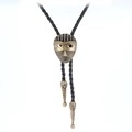 Verstellbare Vintage-Bolo-Krawatte mit bronzenem Maskenkopf und schwarzer Lederschnur - Joker-Maske Bronze