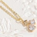 Schicke goldene Kirsch-Halskette mit funkelnden transparenten Zirkon-Edelsteinen - Kirsch-Zirkonia-Halskette