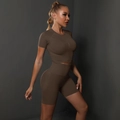 Ensemble de yoga sans couture café foncé avec haut à manches courtes et short taille haute - Marron