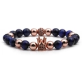 Detalle de cuentas ojo de tigre azul y corona de oro rosa en pulsera de caballero - Ojo de Tigre Azul Oro Rosa
