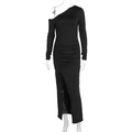 Dettaglio di abito nero elegante monospalla con coulisse laterale e spacco alto sulla gamba - S / Nero