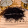 Elegante pinza para el pelo de 14cm con plumas de avestruz negras y pedrería plateada - Pinza de Pluma de Espiga de Trigo Negra 11cm