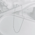 Dettaglio ravvicinato di una sottile catena minimalista in argento sterling S925 senza ciondolo - 45cm / O catena / Argento