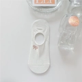 Gros plan d'une chaussette invisible en coton blanc avec broderie de nœud rose - Taille unique / Broderie Nœud