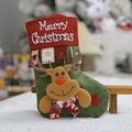 Groene kerstsok van vilt met 3D-rendierpop en Merry Christmas-borduurwerk erop - Eland Stijl