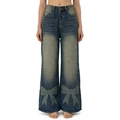 Detail der verwaschenen Blue Jeans mit weitem Bein, Schleifenprint und Vintage-Finish - S / Blau