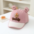 Dettaglio del ricamo a forma di orsetto e orecchie 3D su cappellino rosa per neonati - 48-50cm(1-3 anni) / Rosa
