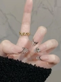 Nahaufnahme französischer Retro-Punkt-Nägel mit 3D-Schmetterlingen und Goldring - XS / 10Stk Polka Dot Traum (S152)