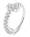 Detailansicht eines silbernen Kreuzrings mit schimmernden Mikropavé-Kristallen im Minimal-Stil - Pavé Kreuz Design / Silber