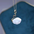 Collier pendentif cygne doré avec perle baroque blanche et détail oeil en rubis - Blanc