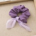 Detalle de un coletero de tela a cuadros morados con cintas suaves de gasa lavanda - Violeta Claro