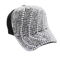 Detalle de pedrería brillante y perlas blancas engastadas a mano en gorra negra - Talla única / Negro