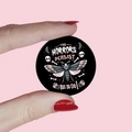 Pin's gothique avec tête de mort, mite et texte « The horrors persist but so do I » - Motif Gothique Horrors Persist (XZ8035)