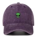 Dettaglio frontale del berretto da baseball in cotone lavato viola con alieno verde - Viola