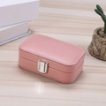 Portagioie portatile in pelle rosa con fibbia in metallo su scrivania in legno - 12x7.5x4cm / Rosa Loto