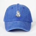 Primer plano detallado del bordado de fantasma blanco en esta gorra de denim lavado - Azul Real