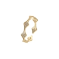 Detalle de anillo abierto dorado con diseño geométrico y micro incrustaciones - Estilo de Onda de Circón Romboidal