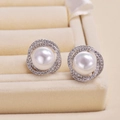 Elegantes pendientes de plata con perlas blancas y brillantes piedras de circonita - Plata (Pin de plata) / Plateado