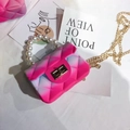 Detalle de bolso jelly degradado rosa y azul con rombos y asa de perlas grandes - Perla Degradado Rosa Azul