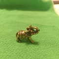 Vintage Elefantenfigur aus Messing mit Satteldekor und antikem Finish Heimdekoration - Elephant mit eingerolltem Rüssel